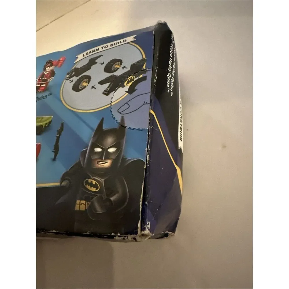 LEGO SUPER HEROES BATMAN VERSUS HARLEY QUINN SET NUMBER (76220) NEW WITH DAMAGE!